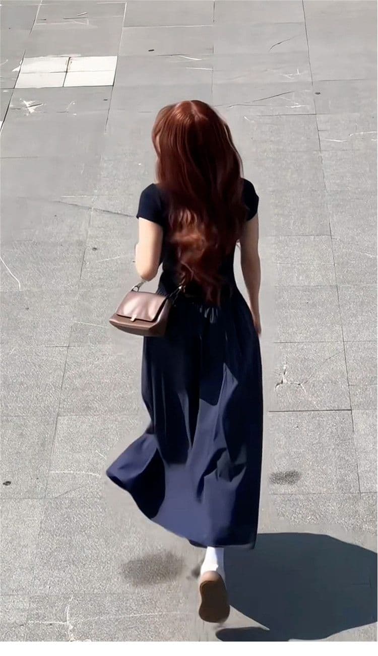 프랑스식 고급 센스 반팔 여성 드레스 2026 여름 새로운 블루 색상 긍정적 인 어깨 허리 수축 슬림해 보이는 품격 롱 스커트 상세 이미지 4