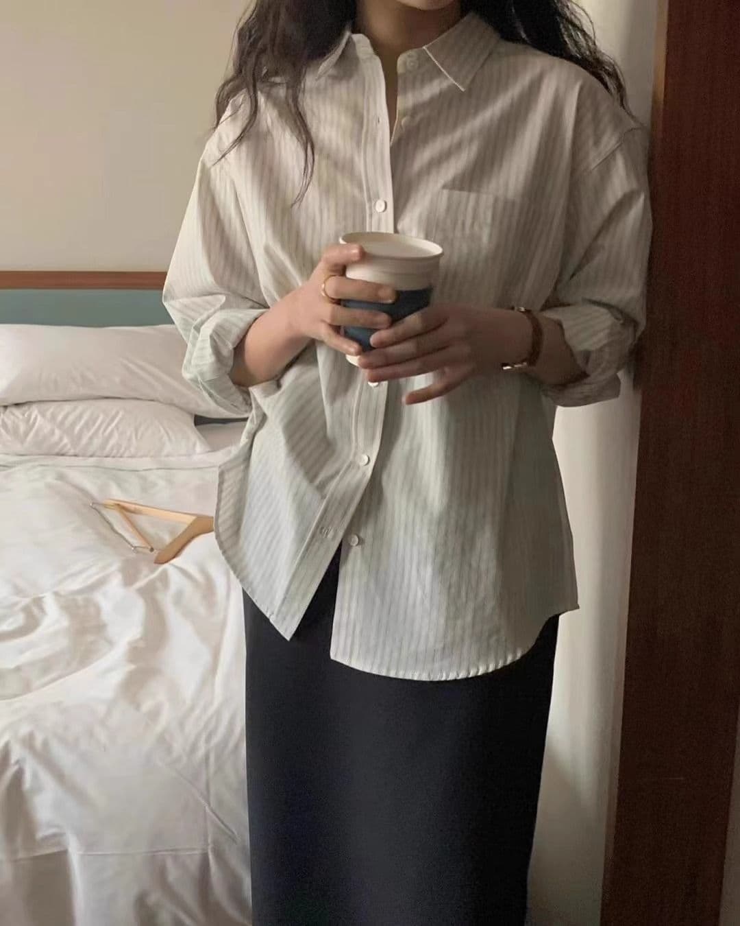 사면 신축 프린트 가을 여름 새로운 슬림해 보이는 회색 세로 줄무늬 캐주얼 여성 셔츠 한국 스타일 자외선 차단 루즈핏 셔츠 상세 이미지 7