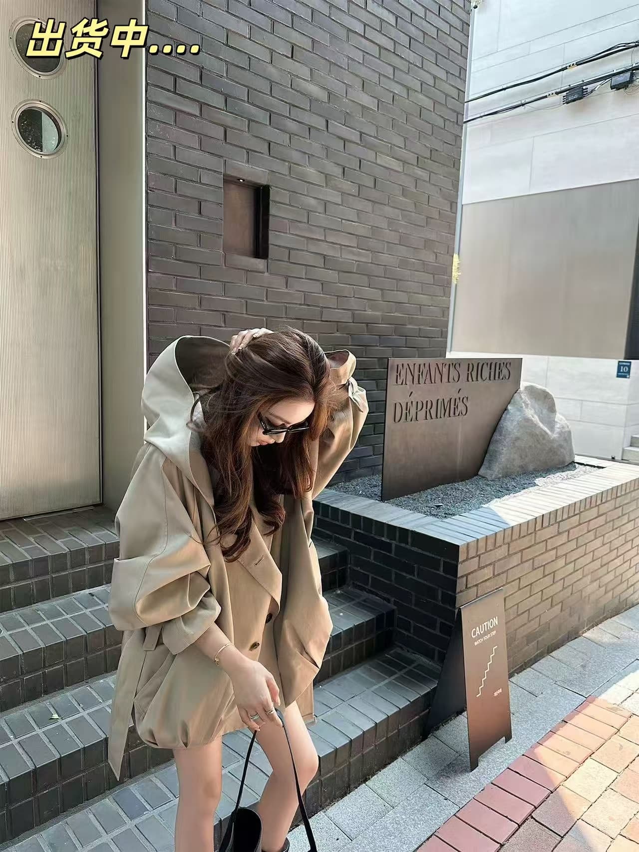 바 플러그 일몰 낮음 포화 상태 얕은 카키 다용도 후드 바람막이 와 성별 세련된 됐어. ~에서와 같이 유럽 거리