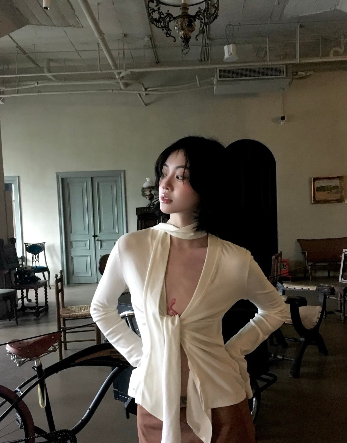 깊은 V 넥 맨위 여성 봄 여름 쇼트 스타일 니트 스웨터 디자인 센스 작은 대중 긴팔 핫걸 셔츠 이미지 3