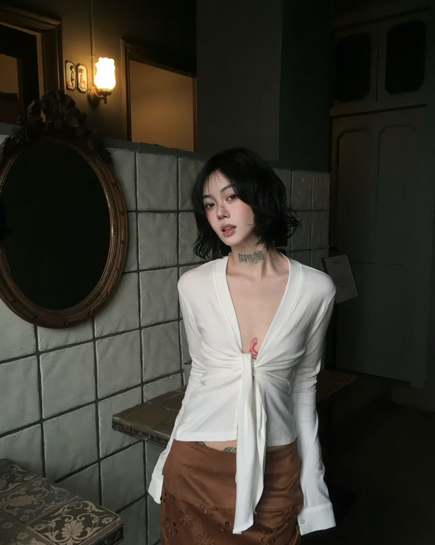 깊은 V 넥 맨위 여성 봄 여름 쇼트 스타일 니트 스웨터 디자인 센스 작은 대중 긴팔 핫걸 셔츠 이미지 4