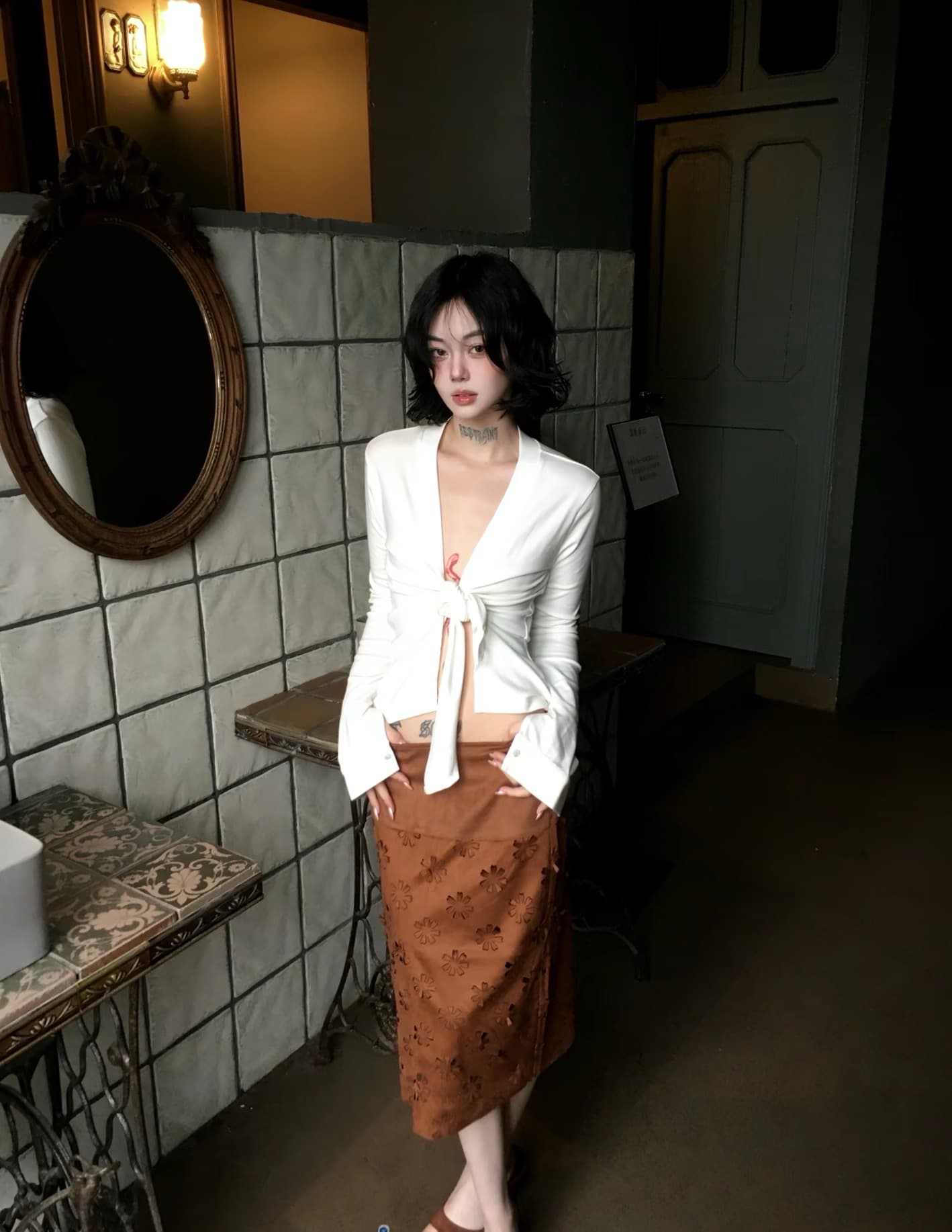 깊은 V 넥 맨위 여성 봄 여름 쇼트 스타일 니트 스웨터 디자인 센스 작은 대중 긴팔 핫걸 셔츠 상세 이미지 1