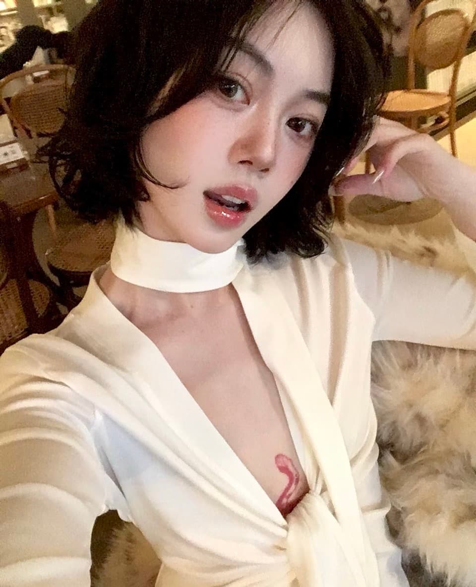 깊은 V 넥 맨위 여성 봄 여름 쇼트 스타일 니트 스웨터 디자인 센스 작은 대중 긴팔 핫걸 셔츠 상세 이미지 4