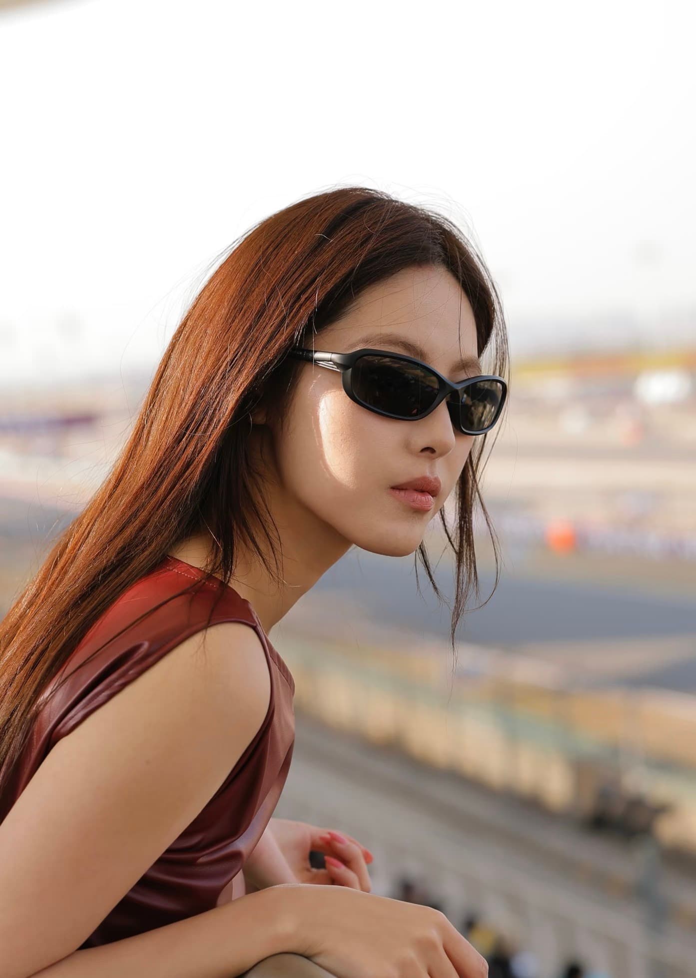 세련된 작은 대중 디자인 유럽과 미국 뜨거운 보 주님 바람이 아닙니다. 규칙 비스듬한 어깨 밑단 주름 몸매 가꾸기 가죽 재킷 가죽 상단 이미지 2