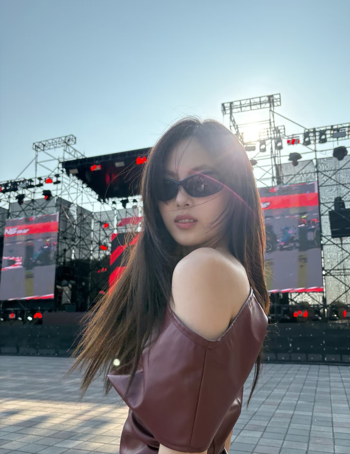 세련된 작은 대중 디자인 유럽과 미국 뜨거운 보 주님 바람이 아닙니다. 규칙 비스듬한 어깨 밑단 주름 몸매 가꾸기 가죽 재킷 가죽 상단 상세 이미지 4