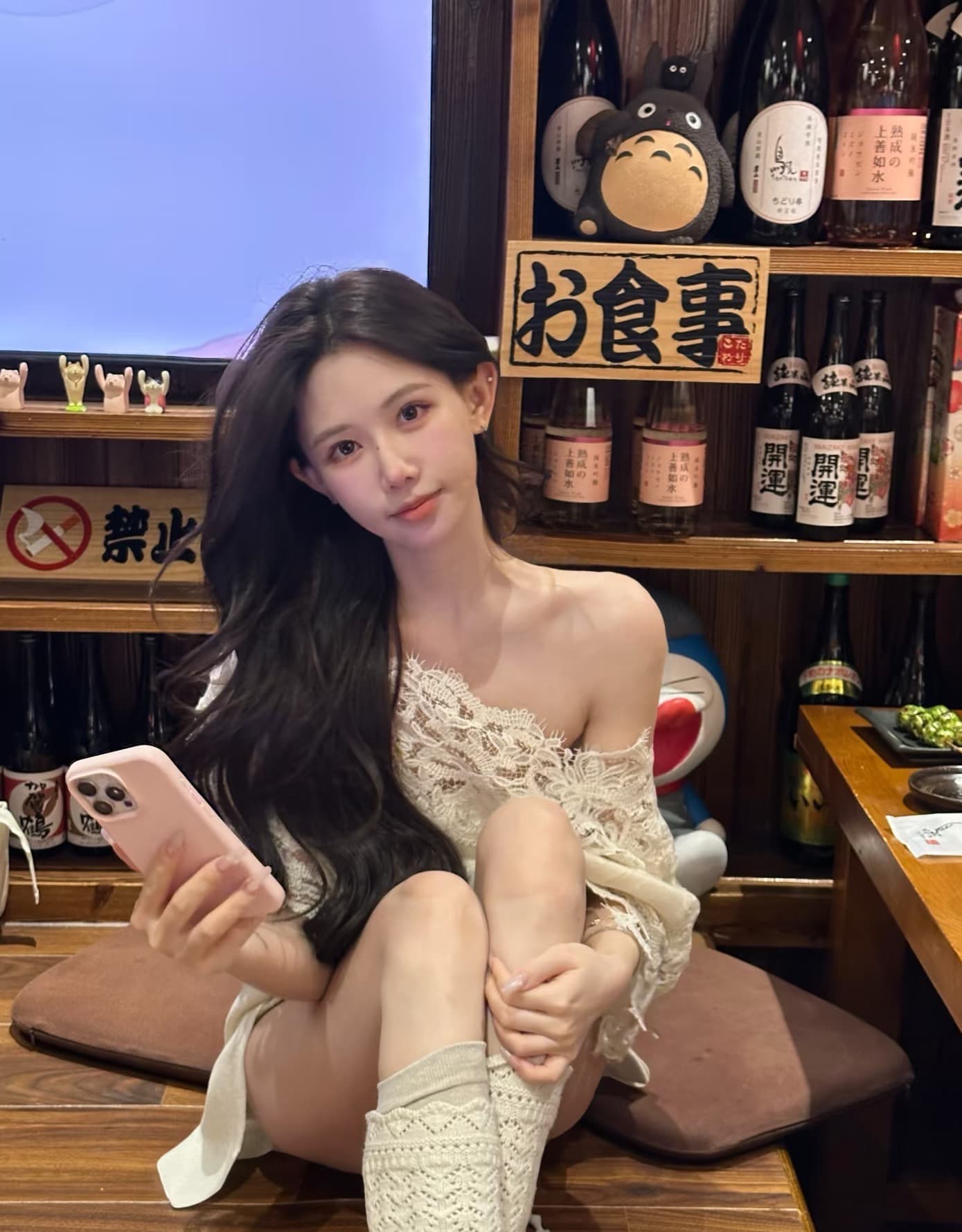 프랑스식 홀로우 아웃 레이스 비스듬한 어깨 반팔 니트 원피스 여성 봄 비싼 가스 명문 여성 섹시함 루즈핏 슬림해 보이는 오프숄더 맨위 이미지 2