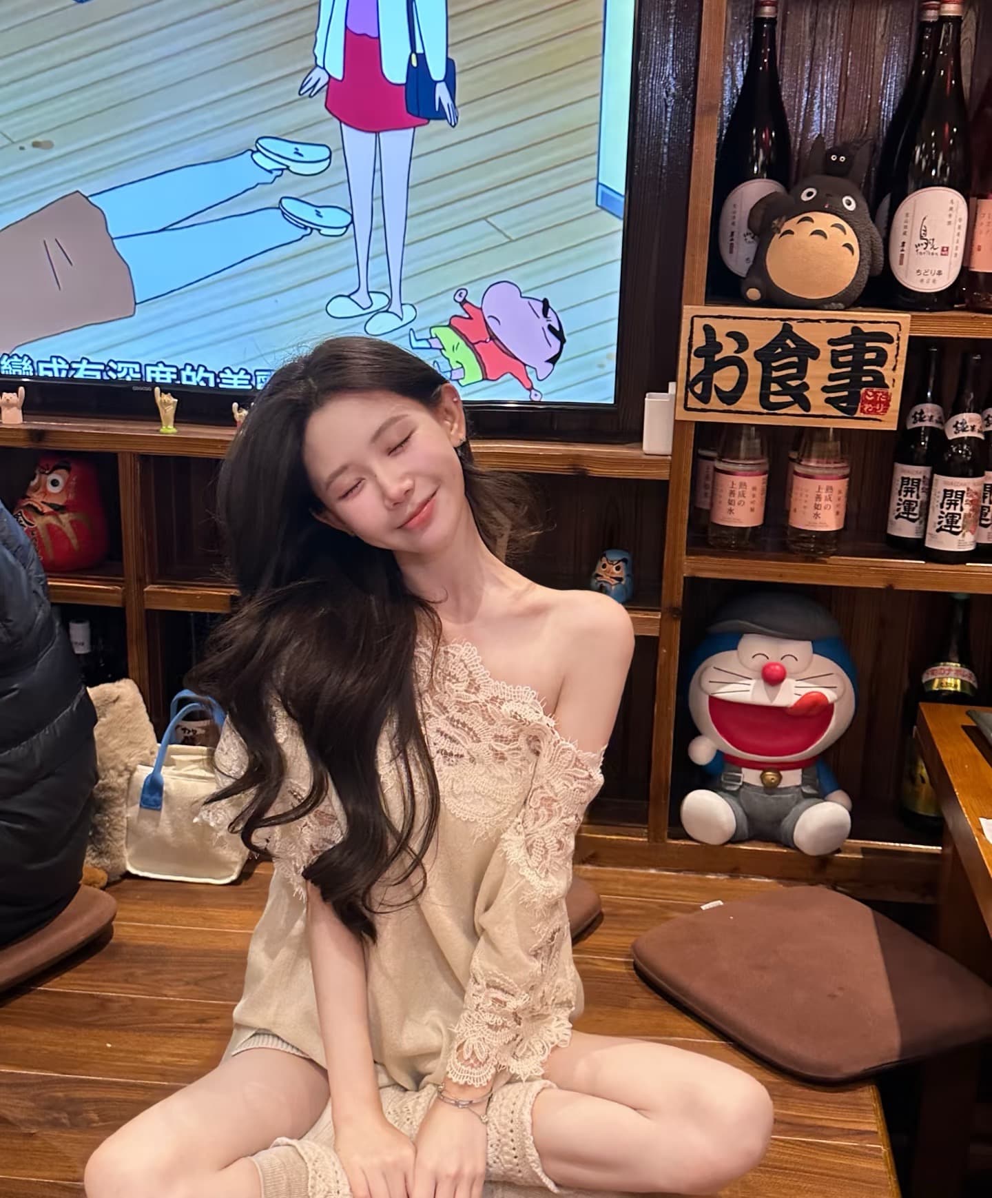 프랑스식 홀로우 아웃 레이스 비스듬한 어깨 반팔 니트 원피스 여성 봄 비싼 가스 명문 여성 섹시함 루즈핏 슬림해 보이는 오프숄더 맨위 이미지 3