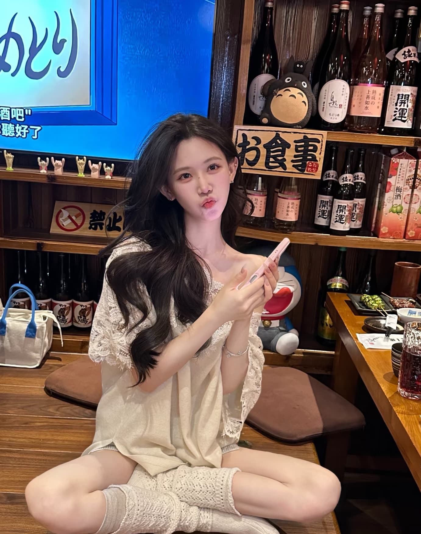 프랑스식 홀로우 아웃 레이스 비스듬한 어깨 반팔 니트 원피스 여성 봄 비싼 가스 명문 여성 섹시함 루즈핏 슬림해 보이는 오프숄더 맨위 이미지 4