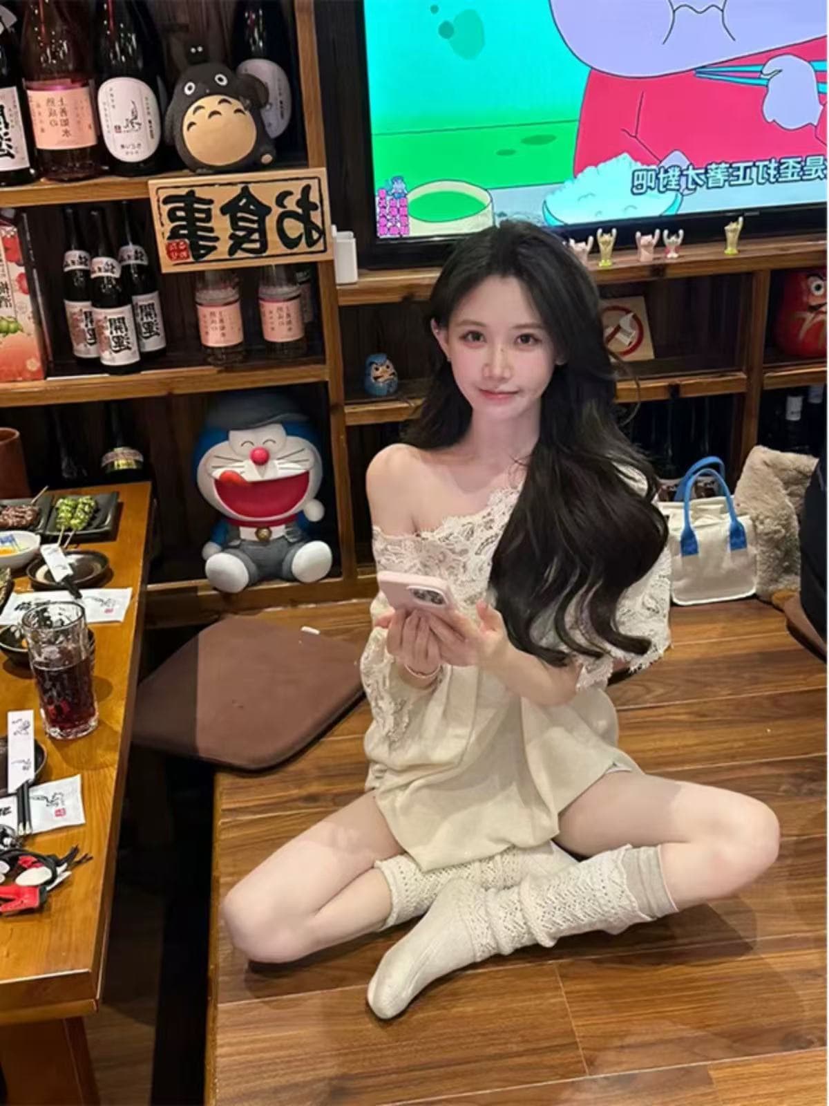프랑스식 홀로우 아웃 레이스 비스듬한 어깨 반팔 니트 원피스 여성 봄 비싼 가스 명문 여성 섹시함 루즈핏 슬림해 보이는 오프숄더 맨위
