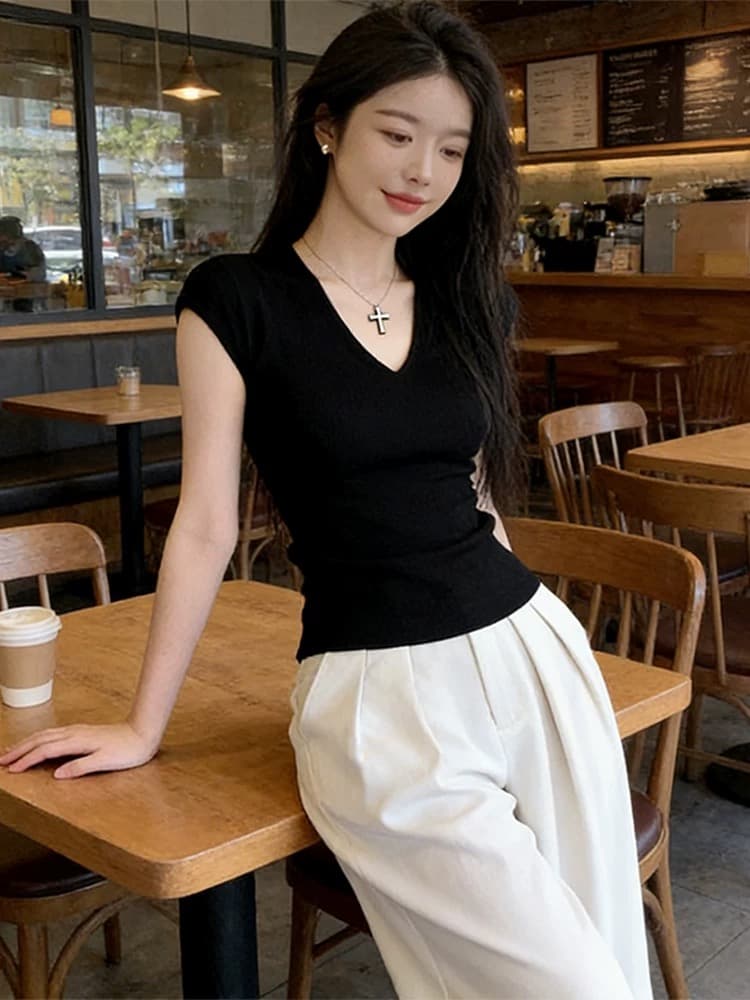 프랑스식 V넥 긍정적 인 어깨 니트 반팔 티셔츠 여성 2025 새로운 여름 몸매 가꾸기 슬림해 보이는 인사이드 가져 가라. 기본 셔츠 품격 맨위 상세 이미지 1