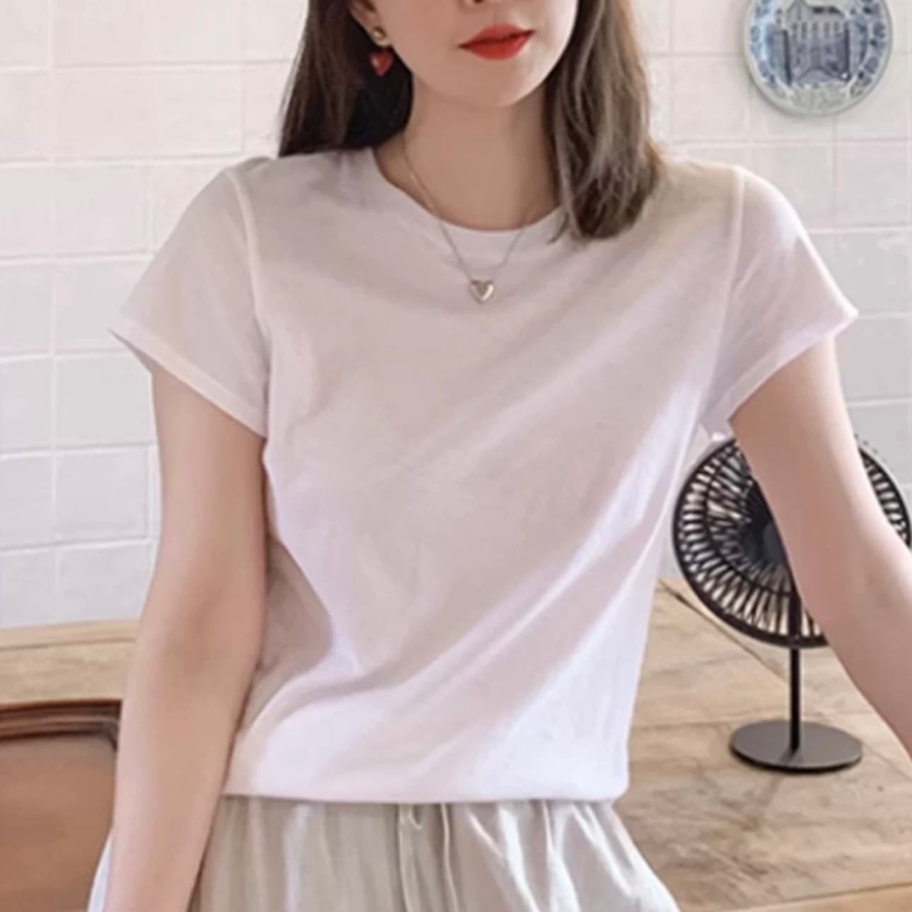 긍정적 인 어깨 화이트 반팔 티셔츠 여성 여름 2025 새로운 라운드 넥 한국 스타일 슬림해 보이는 달콤한 핫걸 chic 면 소재 맨위 상세 이미지 1