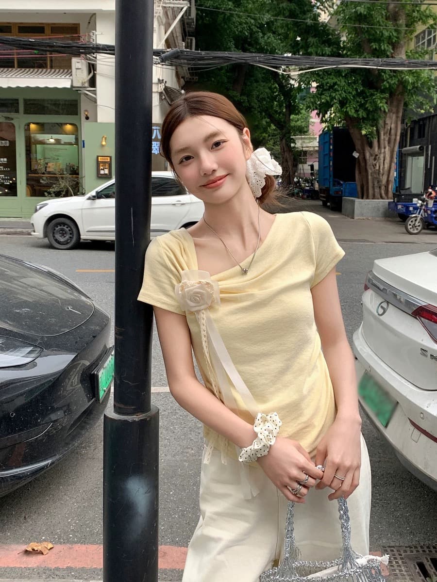 3 차원 꽃 리본 황색 반팔 티셔츠 여성 여름 ootd 착용 가져 가라. 디자인 센스 허리 수축 슬림해 보이는 몸매 가꾸기 맨위