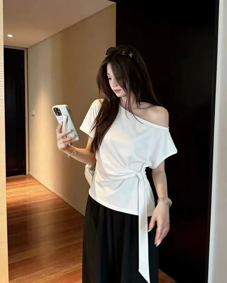 열세 개 2026 한국 스타일 패션 불규칙 비스듬한 어깨 오프숄더 몸매 가꾸기 슬림해 보이는 다용도 반팔 티셔츠 여성 셔츠