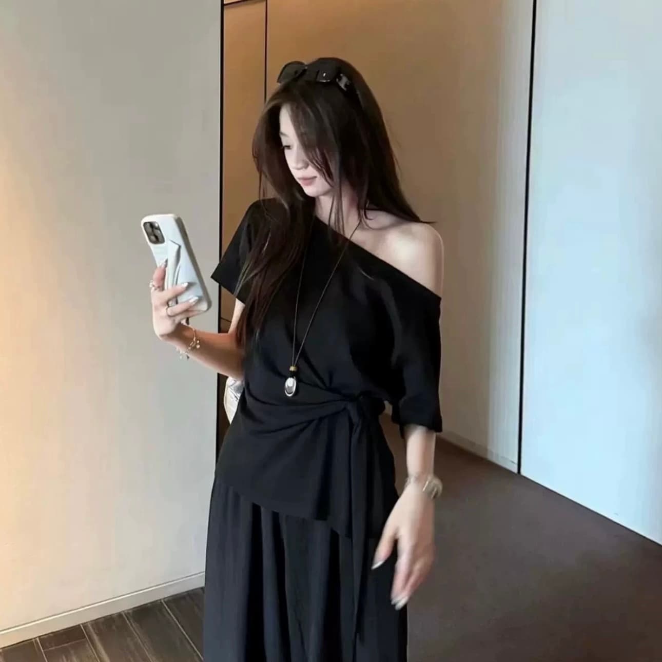 열세 개 2026 한국 스타일 패션 불규칙 비스듬한 어깨 오프숄더 몸매 가꾸기 슬림해 보이는 다용도 반팔 티셔츠 여성 셔츠 이미지 5