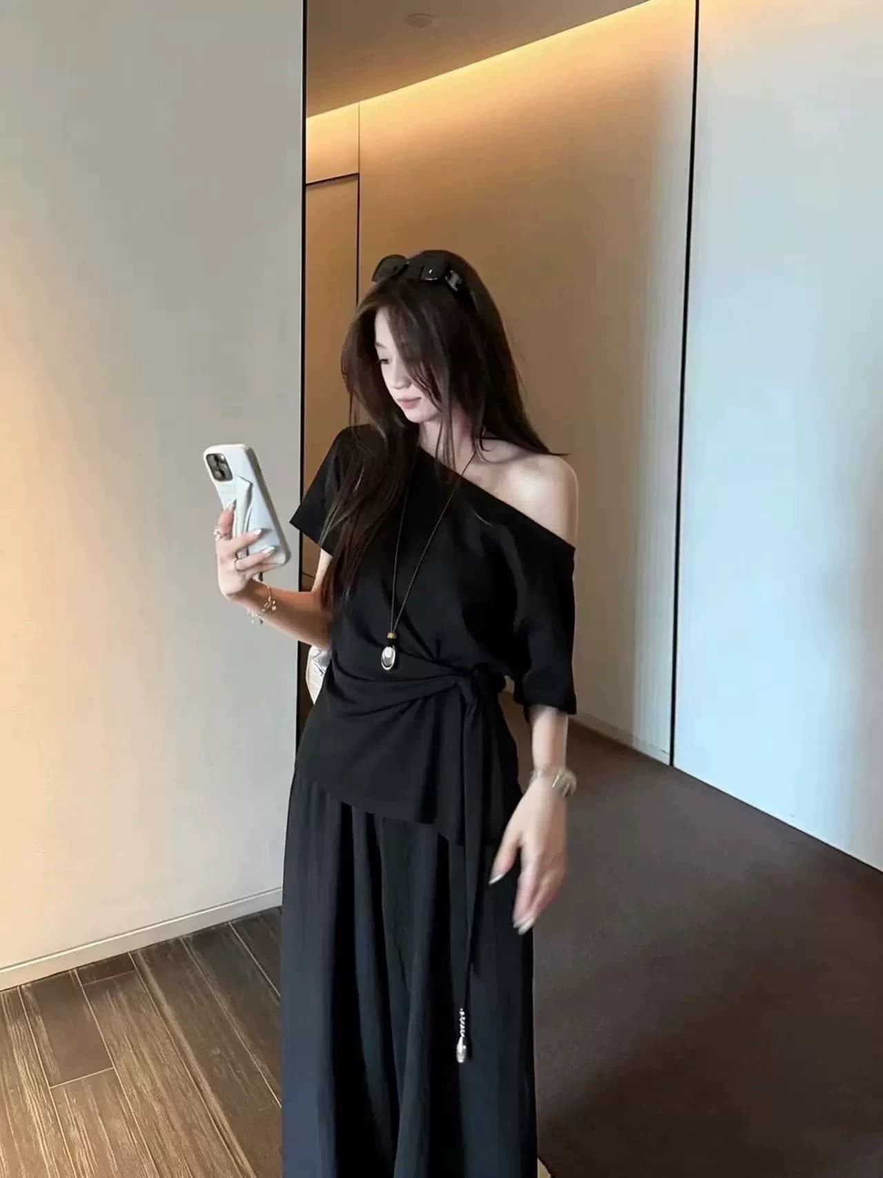 열세 개 2026 한국 스타일 패션 불규칙 비스듬한 어깨 오프숄더 몸매 가꾸기 슬림해 보이는 다용도 반팔 티셔츠 여성 셔츠 상세 이미지 4