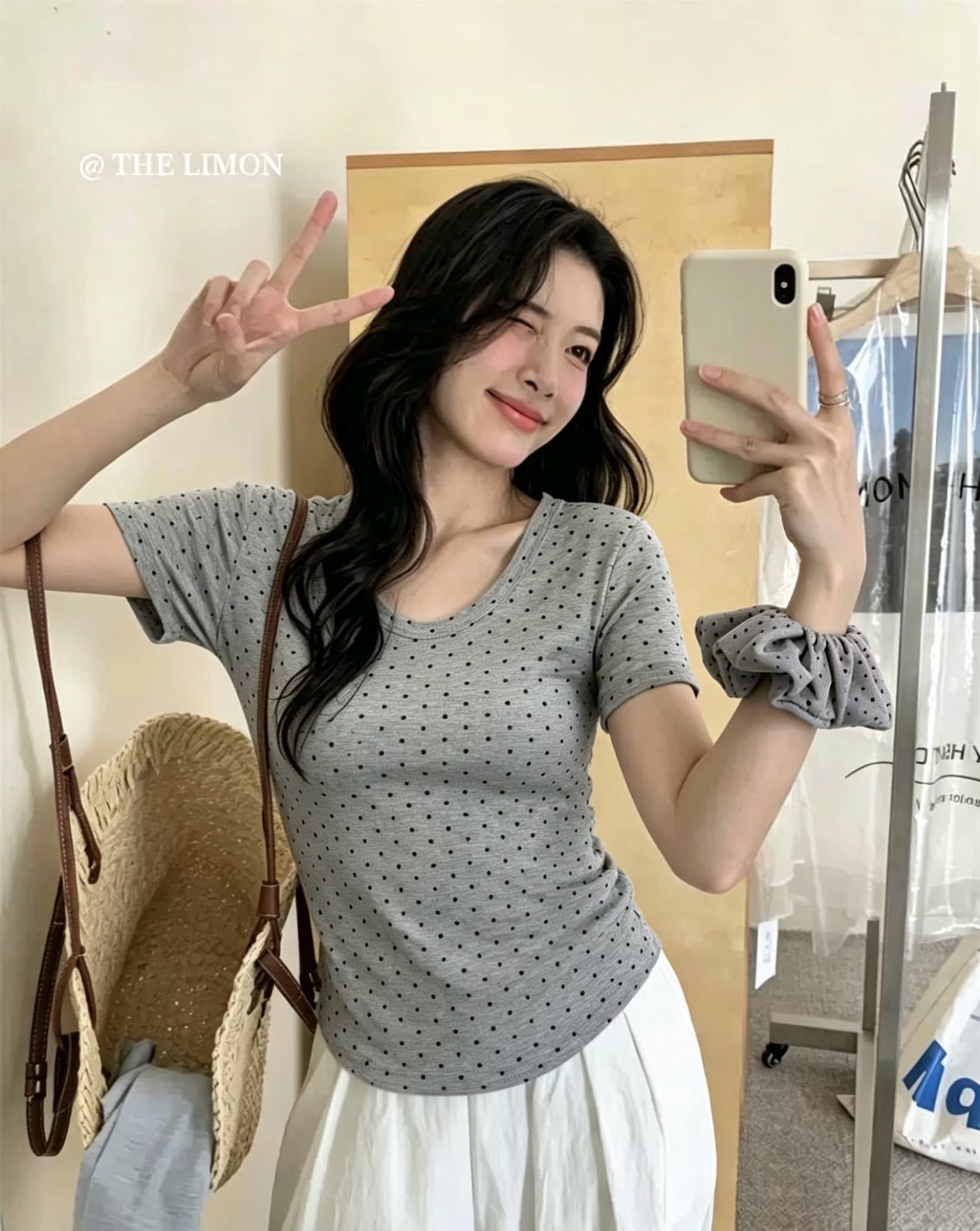 배당 서클 2026 새로운 한국 스타일 패션 u 칼라 도트 무늬 프린트 몸매 가꾸기 다용도 연령 감소 반팔 티셔츠 여성 상세 이미지 5