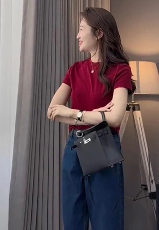 레트로 빨간색 라운드 넥 반팔 긍정적 인 어깨 티셔츠 여성 여름 새로운 미니멀리즘 캐주얼 슬림해 보이는 다용도 기본 셔츠 맨위 상세 이미지 5