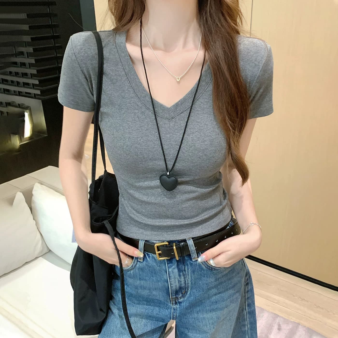 아메리칸 홍콩 느낌 레트로 단색 V넥 어깨 패드 몸매 가꾸기 반팔 티셔츠 여성 여름 작은 대중 고급 회색 동정 맨위