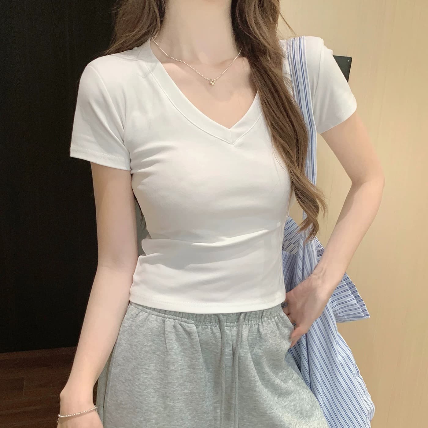 아메리칸 홍콩 느낌 레트로 단색 V넥 어깨 패드 몸매 가꾸기 반팔 티셔츠 여성 여름 작은 대중 고급 회색 동정 맨위 상세 이미지 2