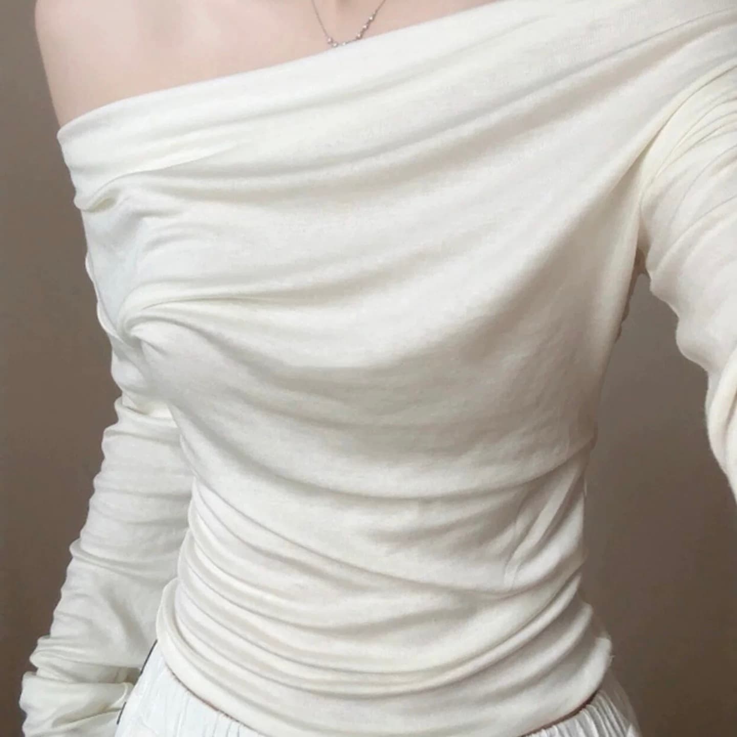 화이트 비스듬한 어깨 흔들다 칼라 몸매 가꾸기 기본 셔츠 인사이드 가져 가라. 긴팔 티셔츠 여성 2026 새로운 이른 봄 그레이트 봐 의류 상세 이미지 2