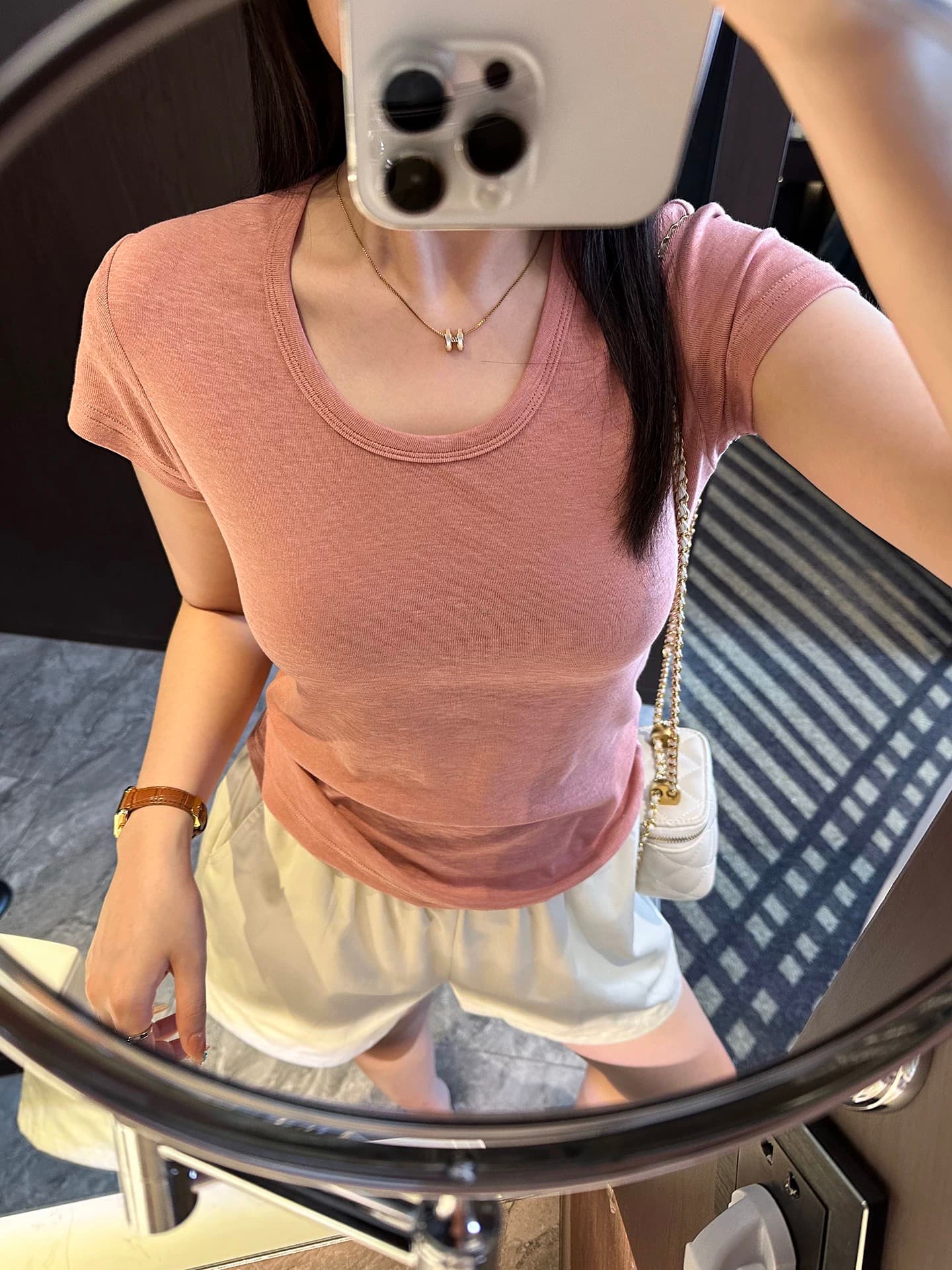 자이언트 디스플레이 화이트 기타 색상 차가운 센스 모달 u 칼라 긍정적 인 어깨 반팔 여성 여름 새로운 몸매 가꾸기 슬림해 보이는 맨위 티셔츠 상세 이미지 2