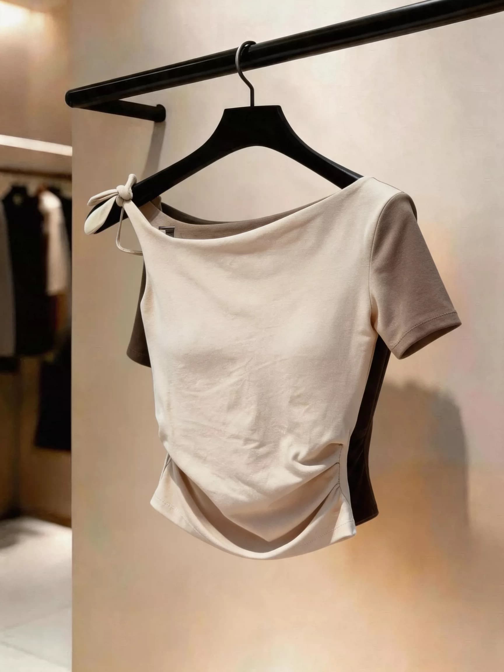 핫걸 스트랩 비스듬한 칼라 오프숄더 반팔 벨트 가슴 패드 티셔츠 여성 허리 수축 고유 한 Chic 오프숄더 맨위 고급 센스 상세 이미지 4