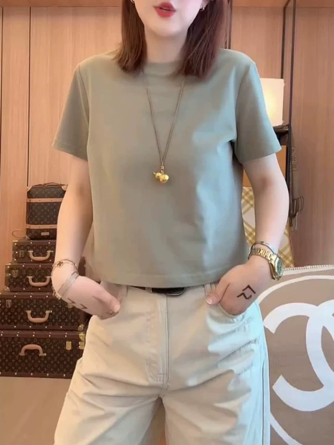 회색 녹색 긍정적 인 어깨 반팔 티셔츠 여성 여름 2026 새로운 다용도 슬림해 보이는 라운드 넥 맨위 쇼트 스타일 여성 동정 이미지 2