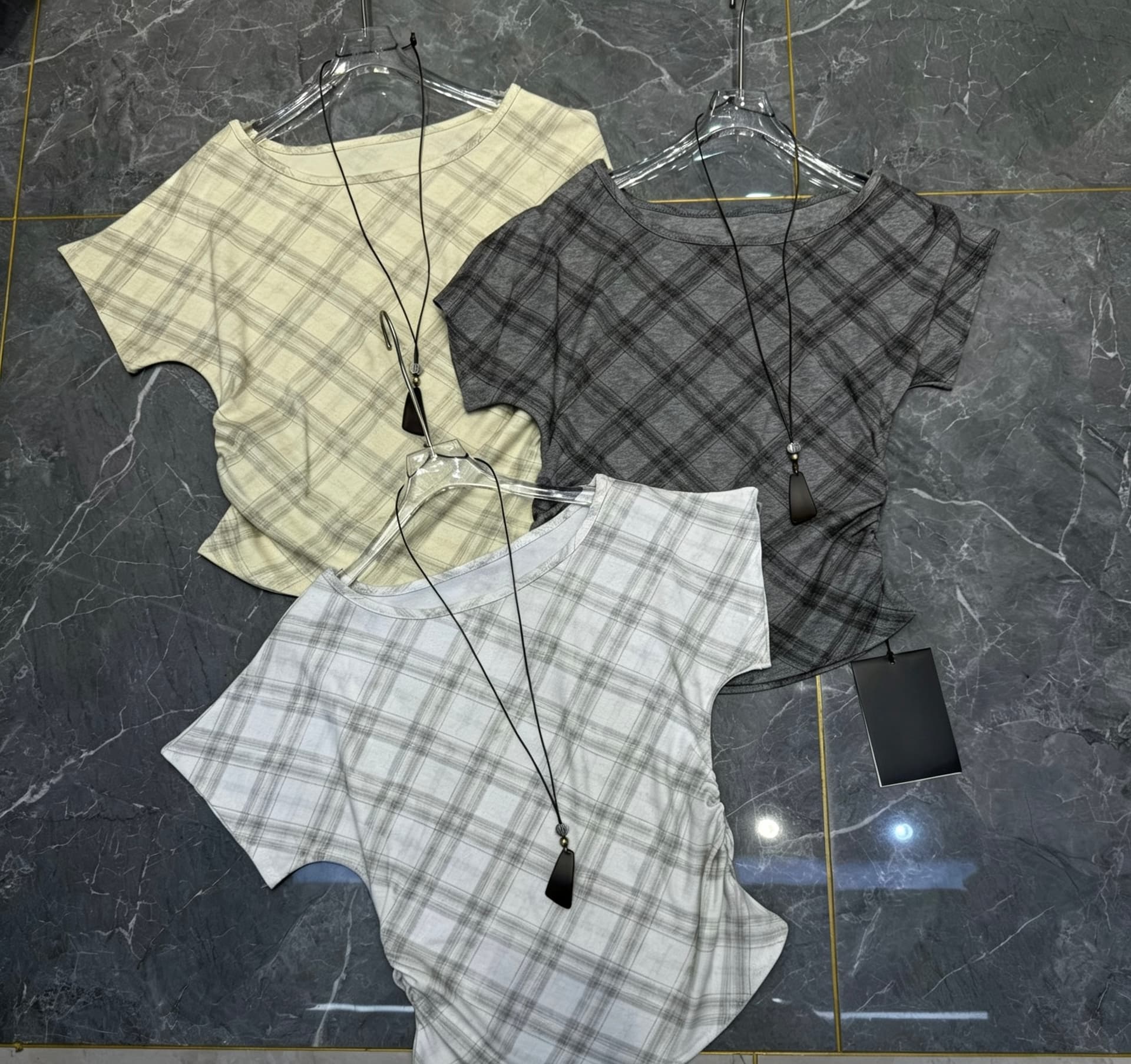 한 부서 미니멀리즘 연령 감소 비스듬한 어깨 체크무늬 반팔 맨위 여성 몸매 가꾸기 슬림해 보이는 다용도 작은 대중 디자인 센스 일상 티셔츠 이미지 4