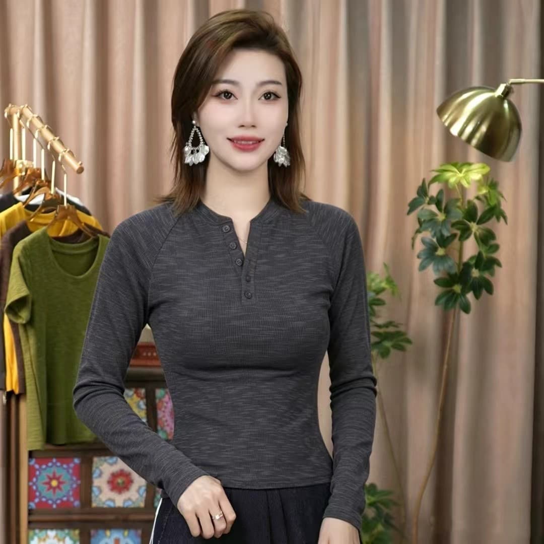 긴팔 티셔츠 여성 작은 셔츠 2026 가을 새로운 슈퍼 화재 연령 감소 디자인 센스 몸매 가꾸기 반 개방 V넥 디스플레이 몸 맨위 이미지 4