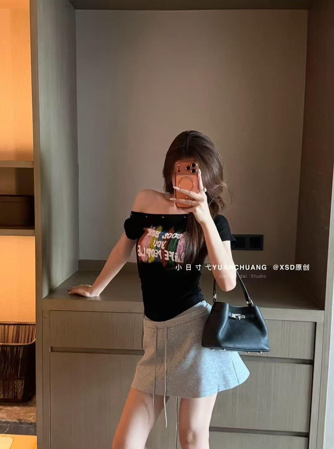 비스듬한 어깨 오프숄더 징 반팔 티셔츠 여성 여름 새로운 디자인 센스 색상 낙서 프린트 몸매 가꾸기 슬림해 보이는 맨위 상세 이미지 8