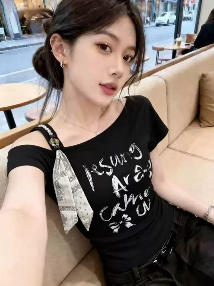 자이언트 잘 생긴 고유 한 달콤한 핫걸 불규칙 비스듬한 칼라 슬립 반팔 티셔츠 여성 여름 주름 꼬집기 허리 아름다운 맨위 상세 이미지 2