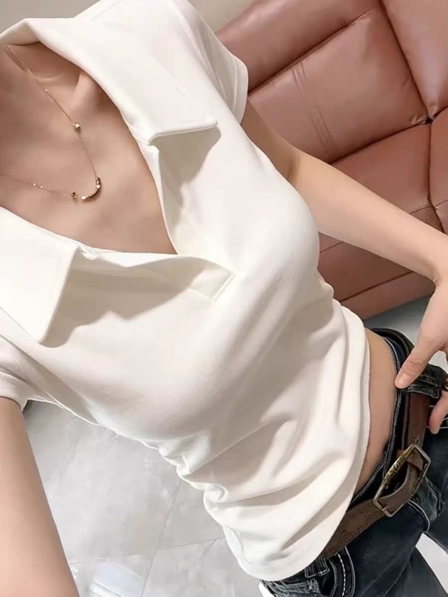 반 개방 칼라 패션 긍정적 인 어깨 외국 가스 반팔 티셔츠 여성 2026 여름 새로운 몸매 가꾸기 슬림해 보이는 연령 감소 캐주얼 맨위 상세 이미지 5