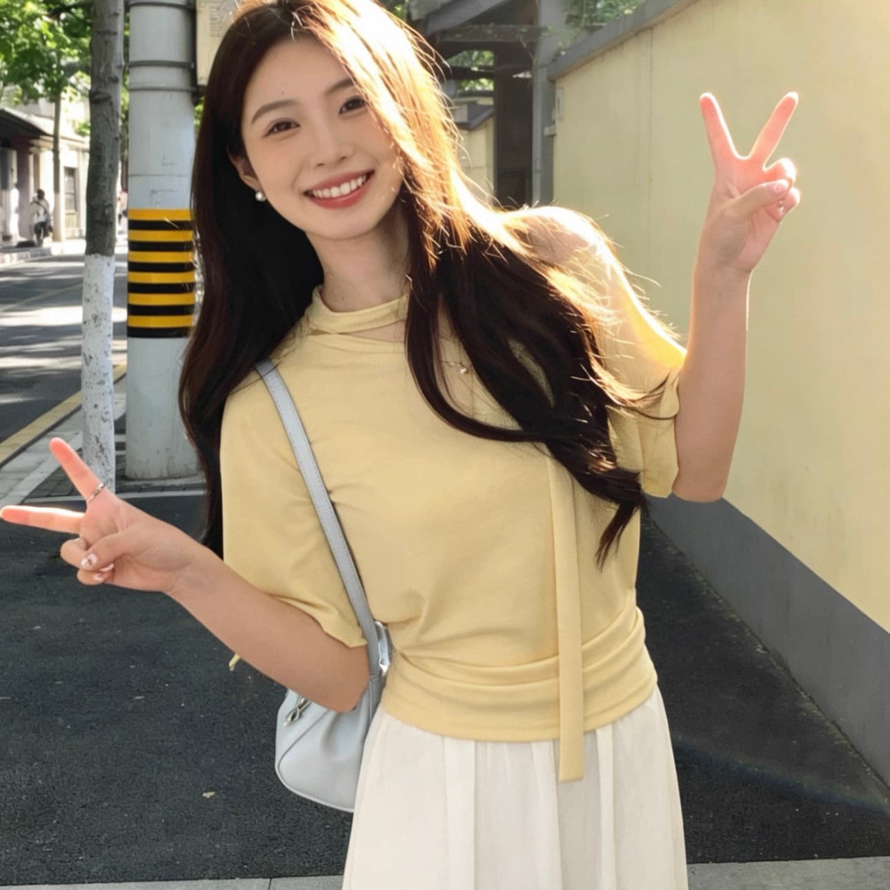 한 부서 Chic 밝은 회색 색상 스트라이프 비스듬한 어깨 의류 여성 2026 년 여름 새로운 반팔 티셔츠 디자인 센스 작은 대중 이미지 5