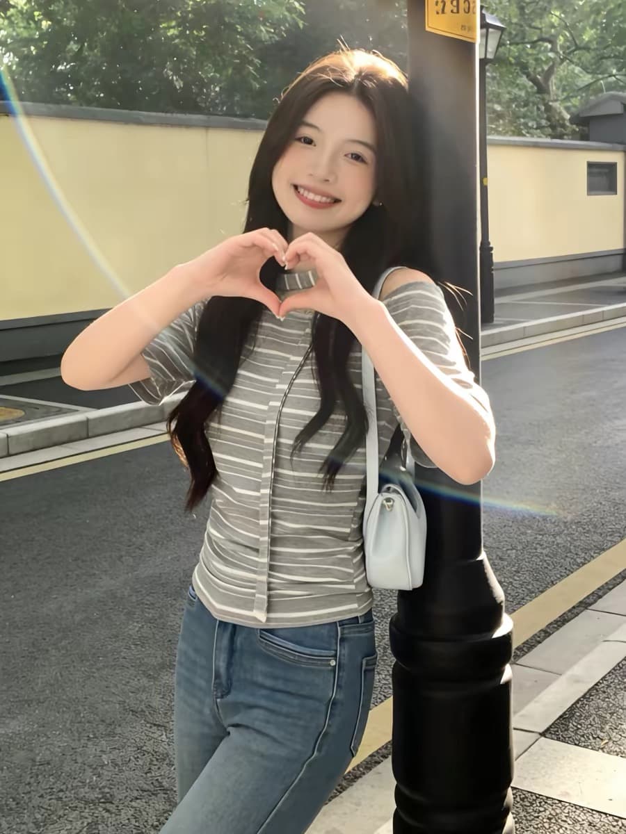 한 부서 Chic 밝은 회색 색상 스트라이프 비스듬한 어깨 의류 여성 2026 년 여름 새로운 반팔 티셔츠 디자인 센스 작은 대중 이미지 2