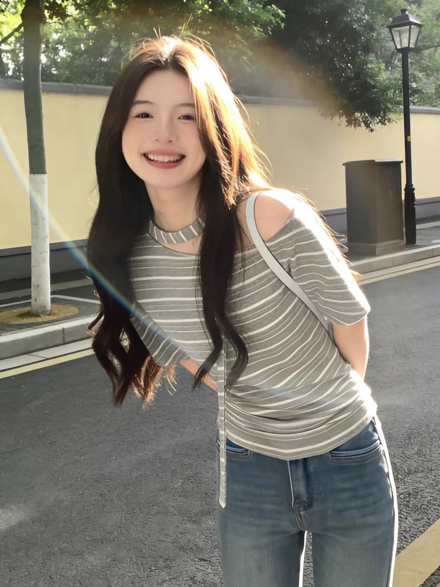 한 부서 Chic 밝은 회색 색상 스트라이프 비스듬한 어깨 의류 여성 2026 년 여름 새로운 반팔 티셔츠 디자인 센스 작은 대중 상세 이미지 3