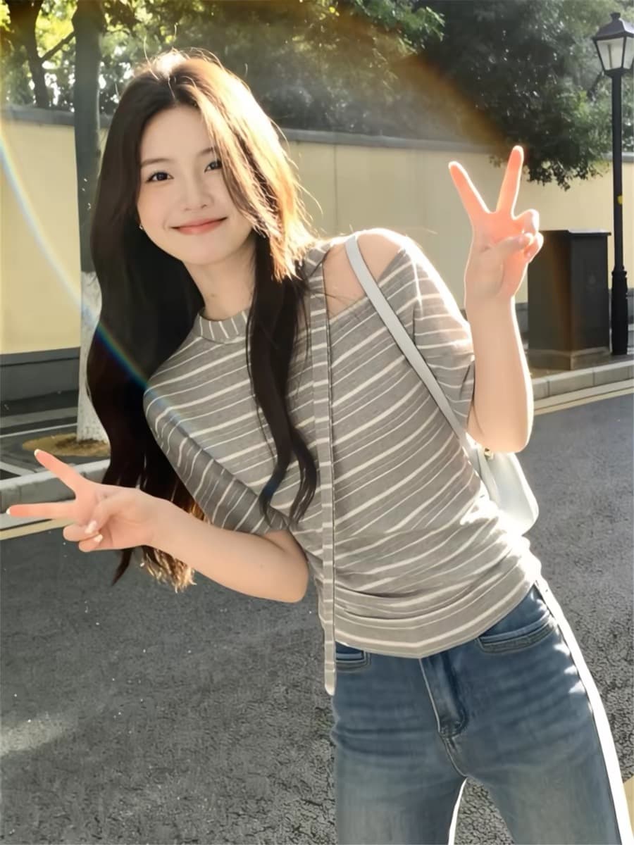 한 부서 Chic 밝은 회색 색상 스트라이프 비스듬한 어깨 의류 여성 2026 년 여름 새로운 반팔 티셔츠 디자인 센스 작은 대중 상세 이미지 5