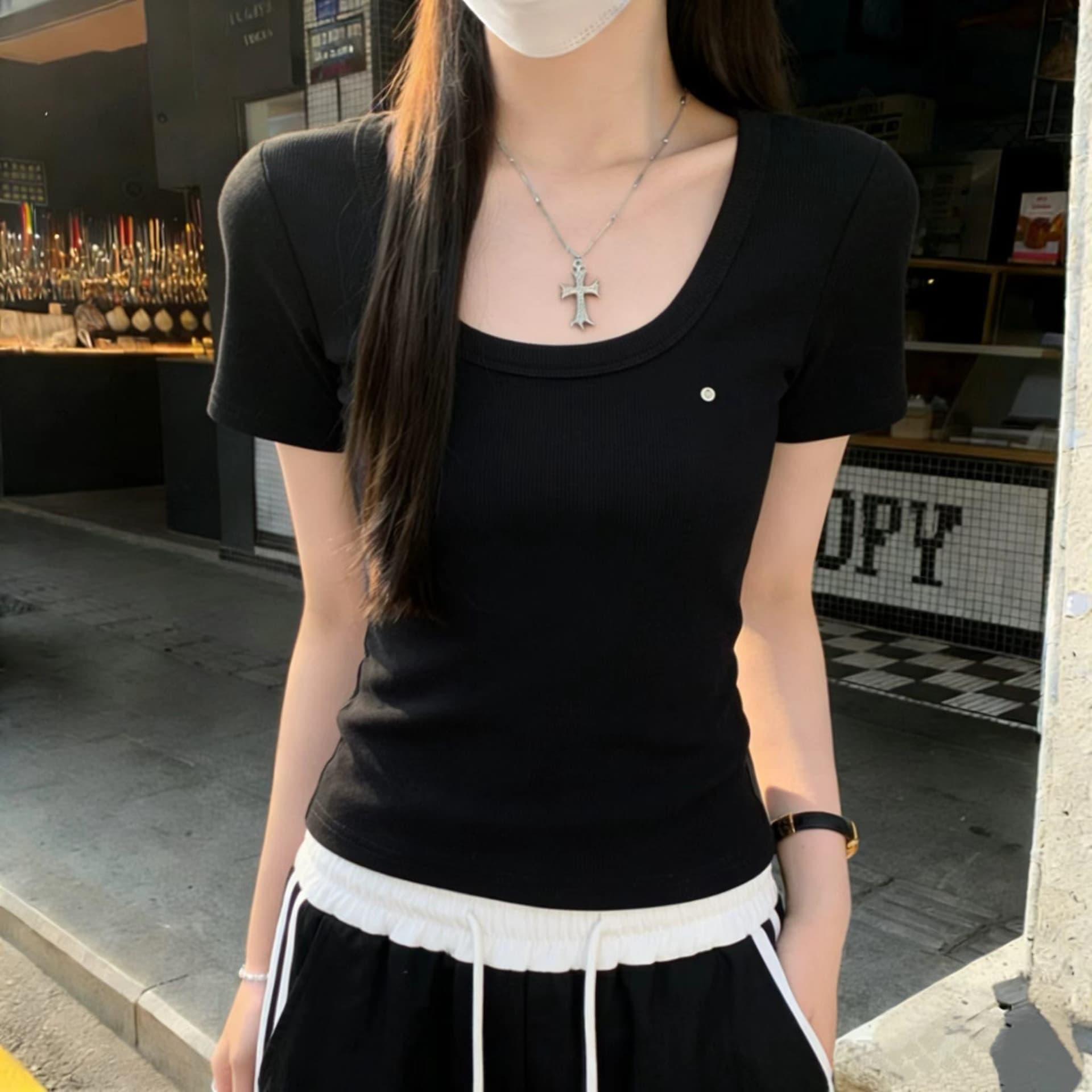 단색 미니멀리즘 u 칼라 반팔 티셔츠 여성 2026 여름 새로운 패션 다용도 몸매 가꾸기 슬림해 보이는 편안함 만나는 맨위