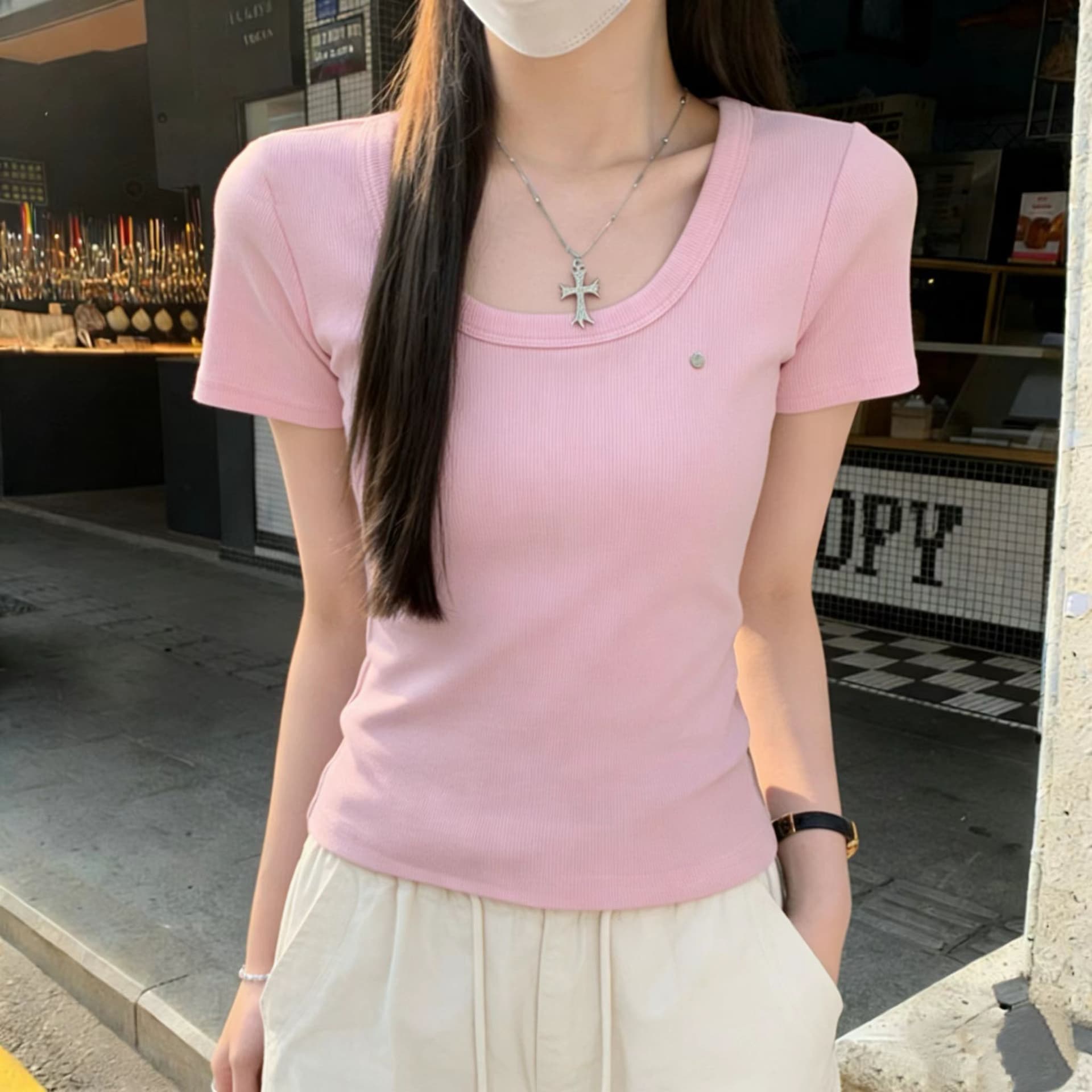 단색 미니멀리즘 u 칼라 반팔 티셔츠 여성 2026 여름 새로운 패션 다용도 몸매 가꾸기 슬림해 보이는 편안함 만나는 맨위 이미지 4