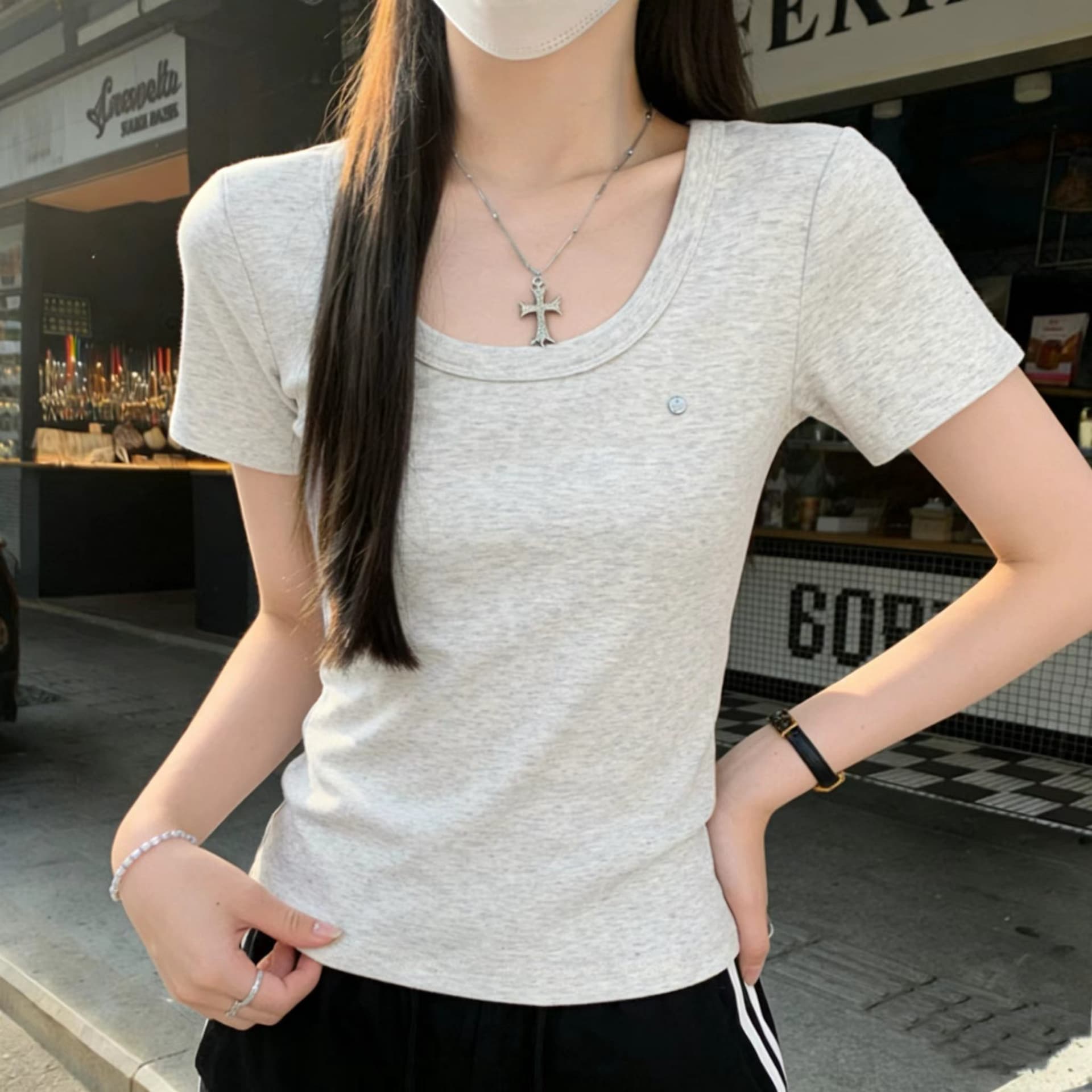단색 미니멀리즘 u 칼라 반팔 티셔츠 여성 2026 여름 새로운 패션 다용도 몸매 가꾸기 슬림해 보이는 편안함 만나는 맨위 상세 이미지 2