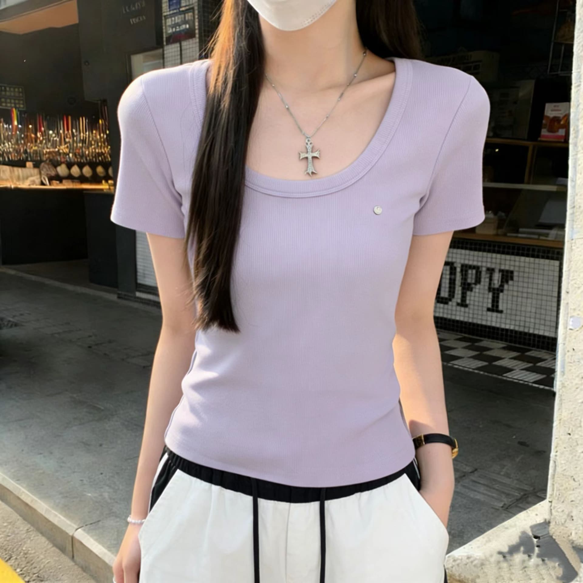 단색 미니멀리즘 u 칼라 반팔 티셔츠 여성 2026 여름 새로운 패션 다용도 몸매 가꾸기 슬림해 보이는 편안함 만나는 맨위 상세 이미지 3