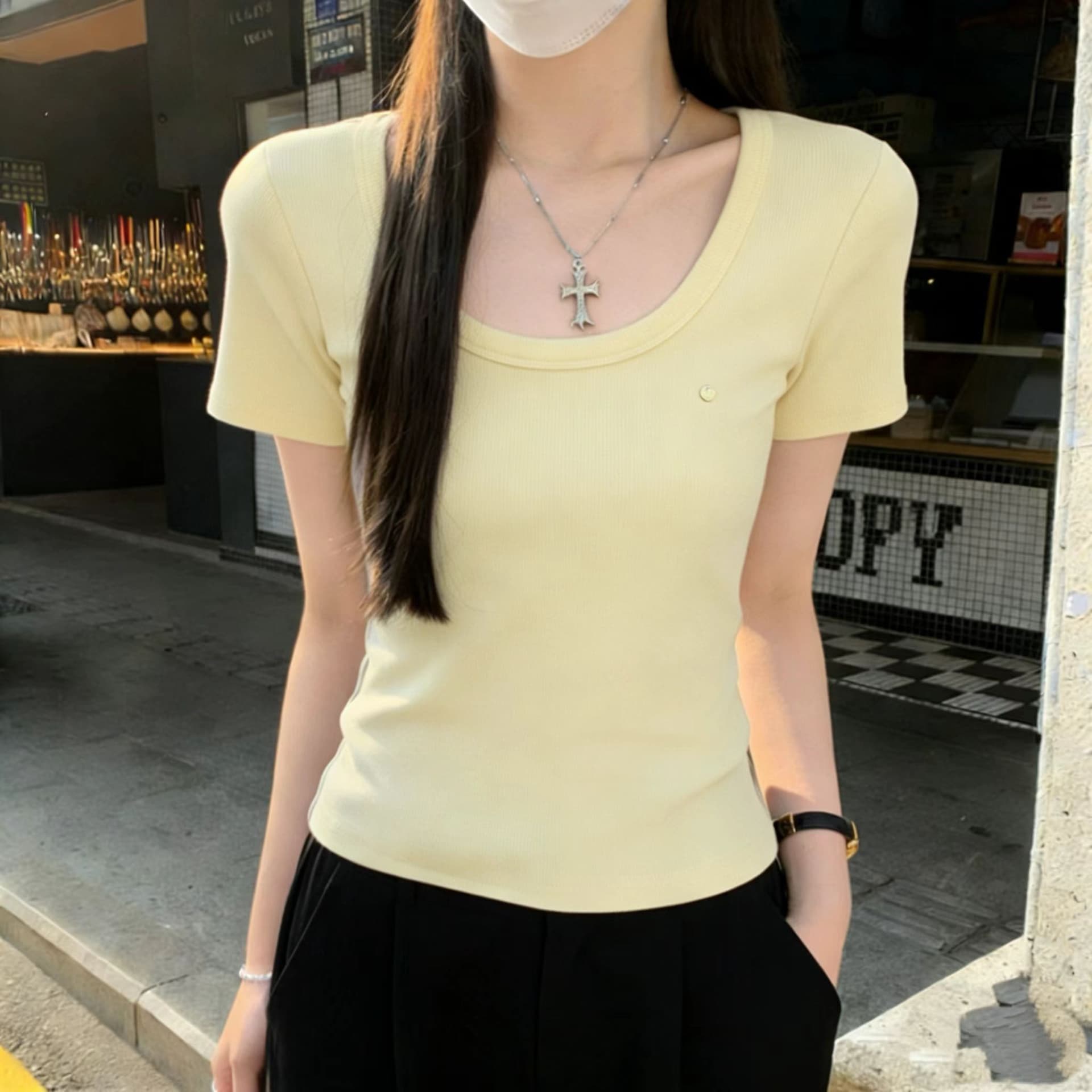 단색 미니멀리즘 u 칼라 반팔 티셔츠 여성 2026 여름 새로운 패션 다용도 몸매 가꾸기 슬림해 보이는 편안함 만나는 맨위 상세 이미지 4