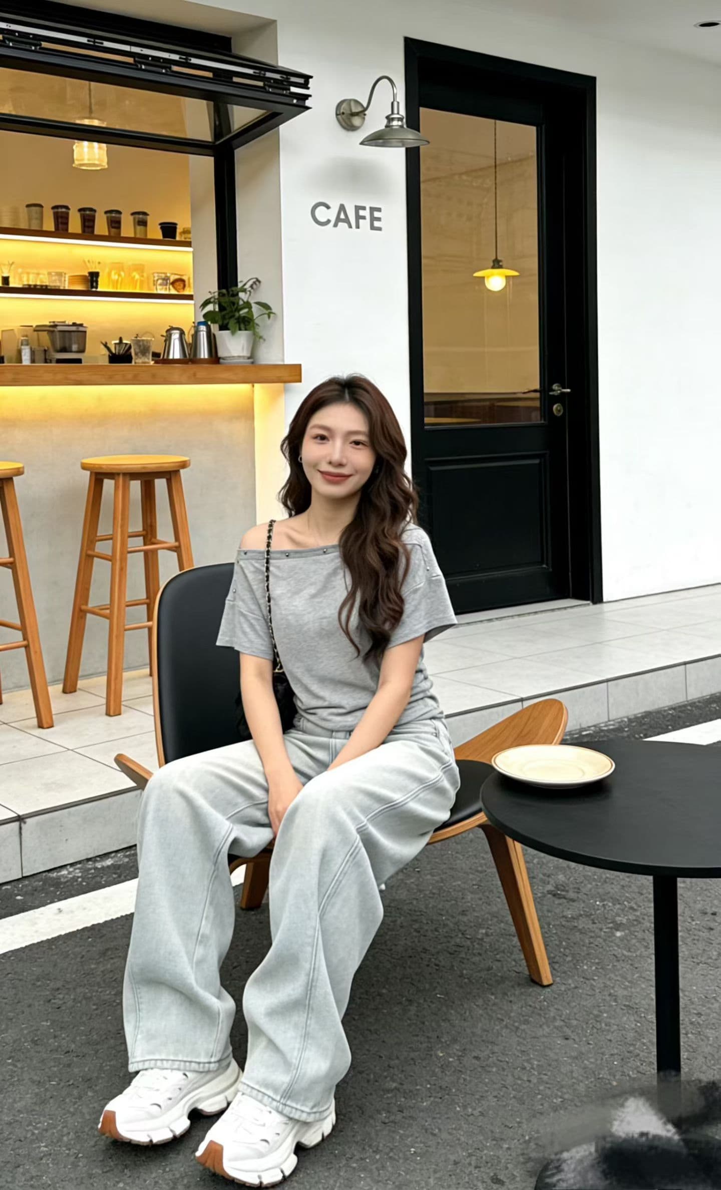 한국 스타일 2026 패션 미니멀리즘 디자인 센스 징 비스듬한 어깨 반팔 티셔츠 여성 여름 화이트 허리 수축 슬림해 보이는 맨위 이미지 2