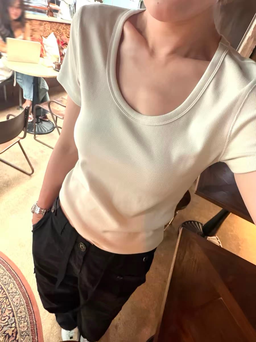 2026 여름 새로운 한 부서 기초 단색 신축성 몸매 가꾸기 u 칼라 맨위 긍정적 인 어깨 반팔 티셔츠 여성 이미지 2
