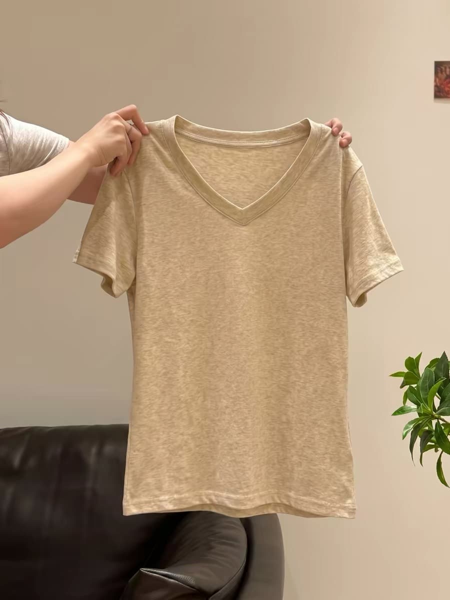 미니멀리즘 단색 긍정적 인 어깨 반팔 V넥 티셔츠 여성 여름 얇은 스타일 몸매 가꾸기 슬림해 보이는 맞춤 다용도 회색 맨위 이미지 2