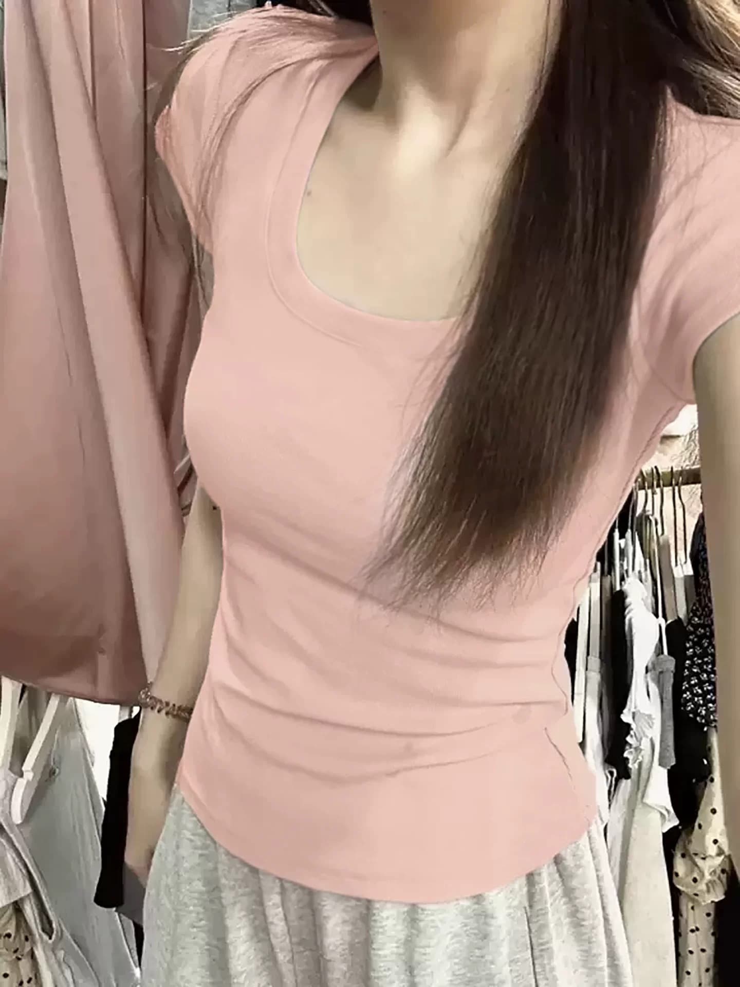 핑크색 u 칼라 긍정적 인 어깨 반팔 티셔츠 여성 2026 여름 새로운 몸매 가꾸기 슬림해 보이는 만나는 인사이드 가져 가라. 허리 수축 핫걸 맨위