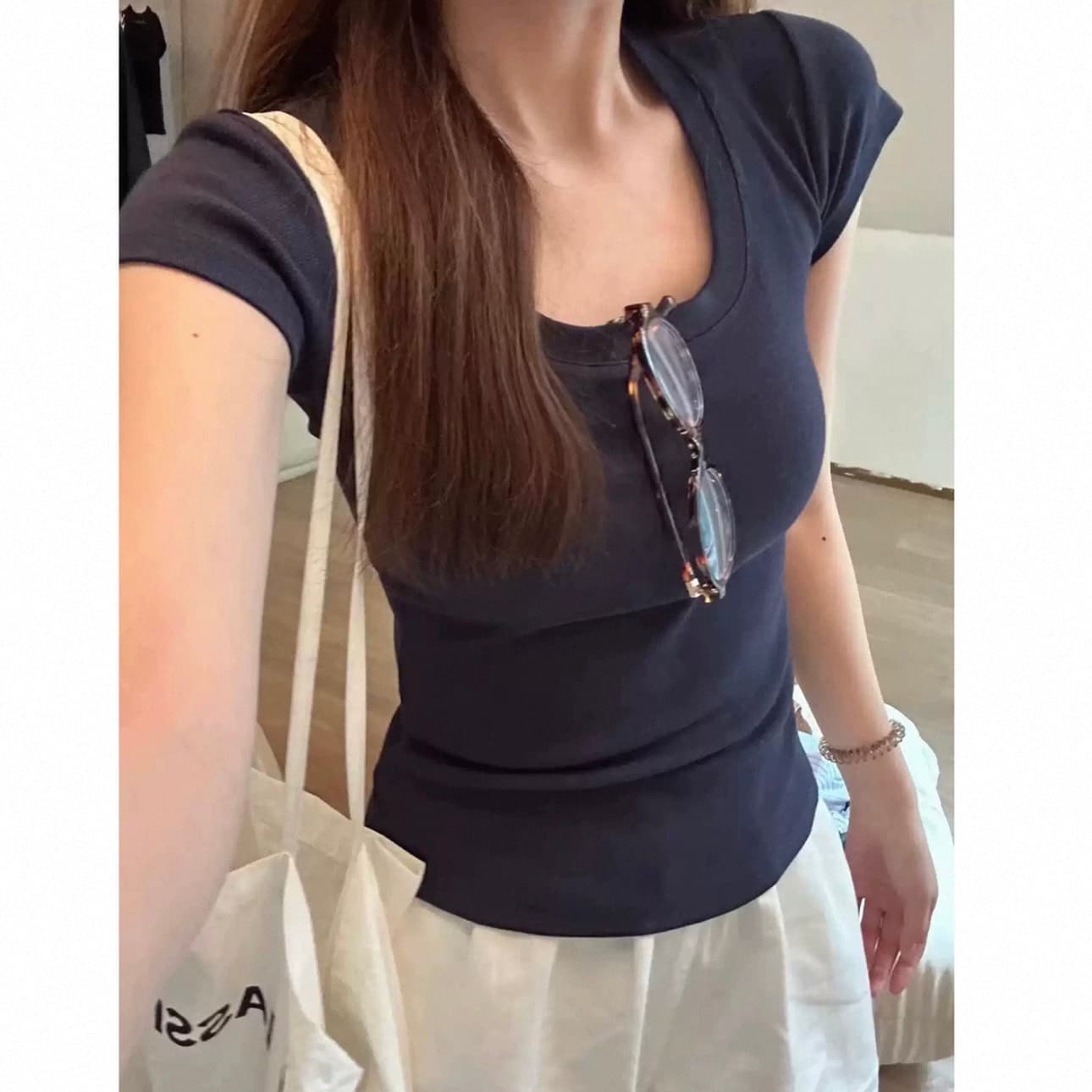 핑크색 u 칼라 긍정적 인 어깨 반팔 티셔츠 여성 2026 여름 새로운 몸매 가꾸기 슬림해 보이는 만나는 인사이드 가져 가라. 허리 수축 핫걸 맨위 이미지 5