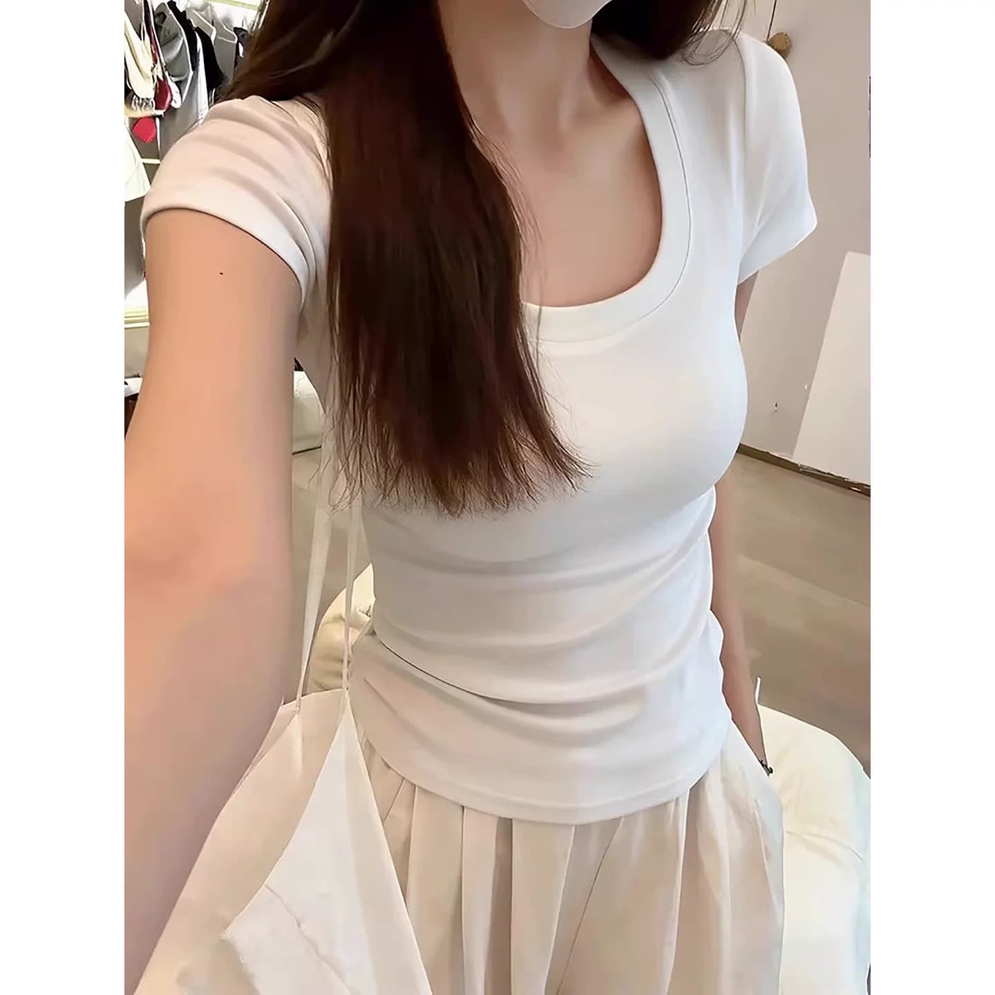 핑크색 u 칼라 긍정적 인 어깨 반팔 티셔츠 여성 2026 여름 새로운 몸매 가꾸기 슬림해 보이는 만나는 인사이드 가져 가라. 허리 수축 핫걸 맨위 상세 이미지 3