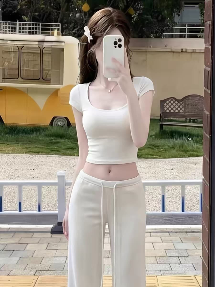 자이언트 잘 생긴 타이트 긍정적 인 어깨 u 칼라 반팔 티셔츠 여성 여름 2026 년 새로운 핫걸 몸매 가꾸기 슬림해 보이는 쇼트 스타일 맨위 이미지 4