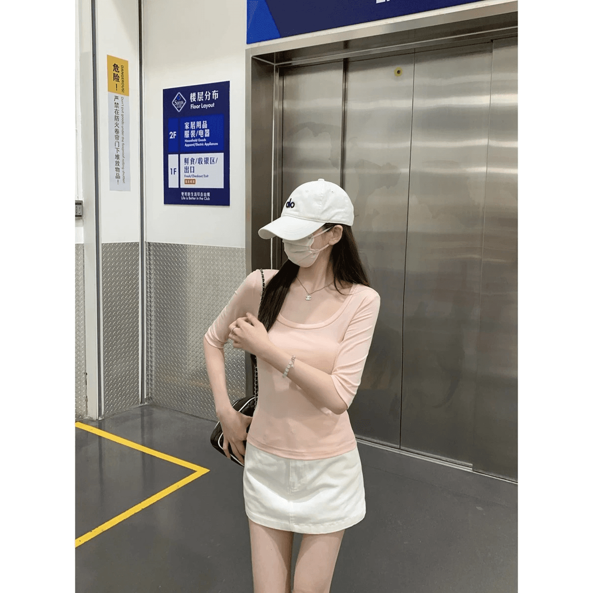 디자인 센스 여름 한국 스타일 섹시함 니트 u 칼라 단색 중간 소매 품격 다용도 몸매 가꾸기 슬림해 보이는 반팔 티셔츠 맨위 이미지 5