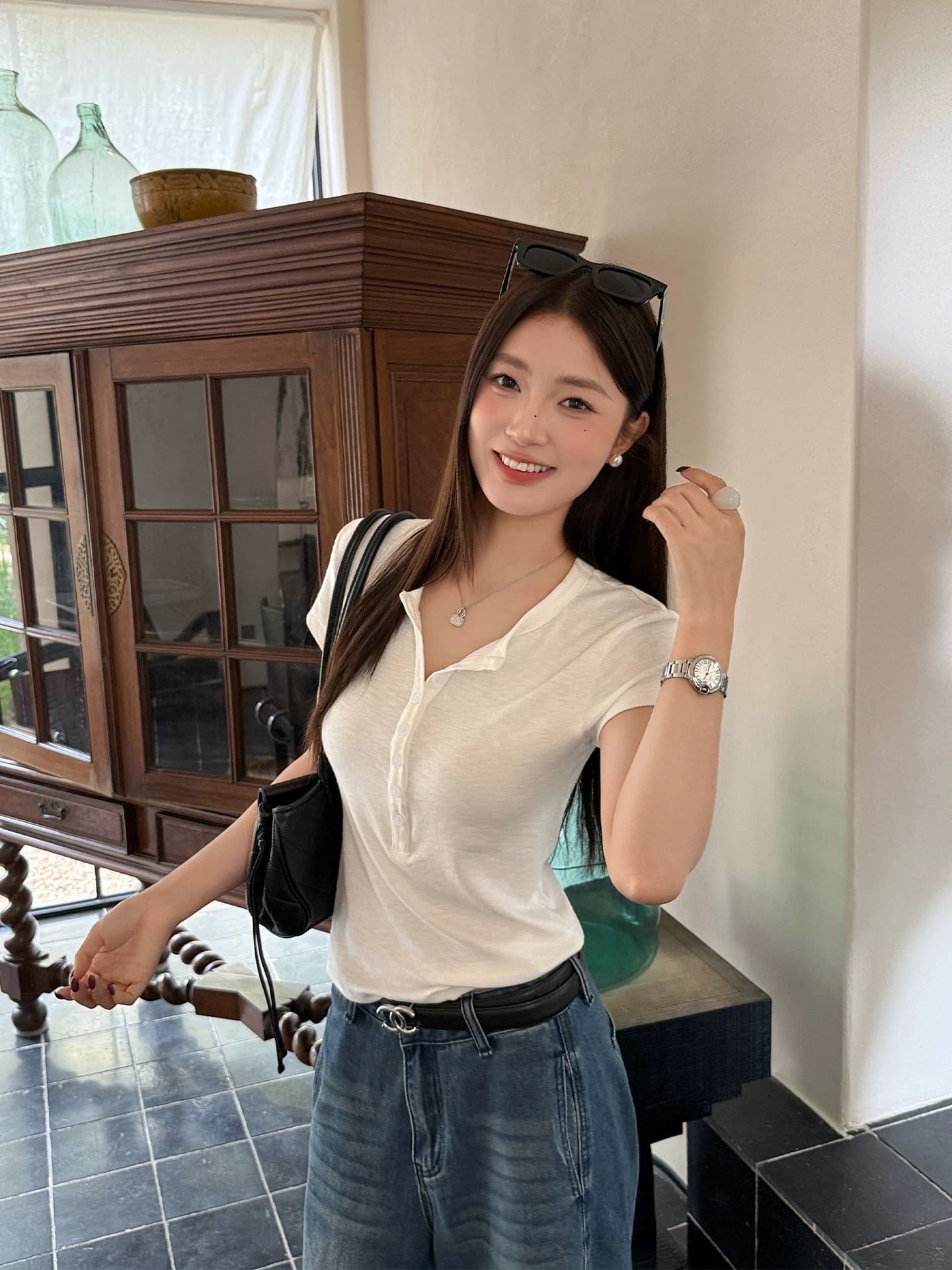 용 자매 회색 헨리 칼라 긍정적 인 어깨 반팔 티셔츠 여성 2026 새로운 아름다운 몸매 가꾸기 품격 몸매 가꾸기 슬림해 보이는 맨위 상세 이미지 2